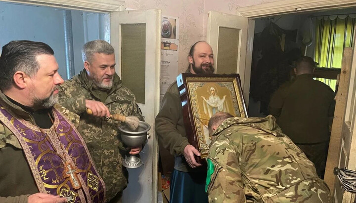 Священники УПЦ служили молебны в зоне боевых действий. Фото: church.ua