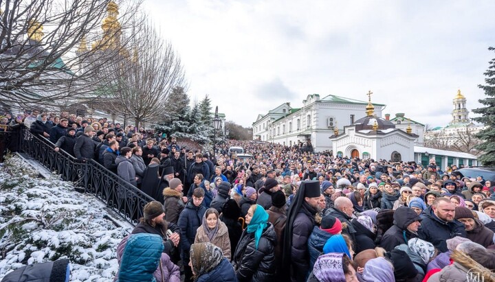 Верующие УПЦ в Киево-Печерской лавре. Фото: facebook.com Ириней Усенко