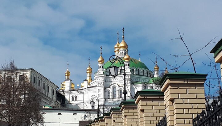 Crucile de pe cupolele bisericii Trapezei din Lavra Peșterilor de la Kiev. Imagine: spzh.news