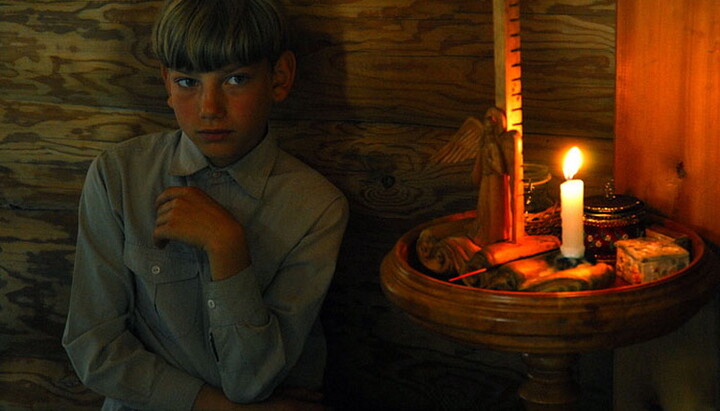 Підліток у храмі. Фото: vsegda-pomnim.com