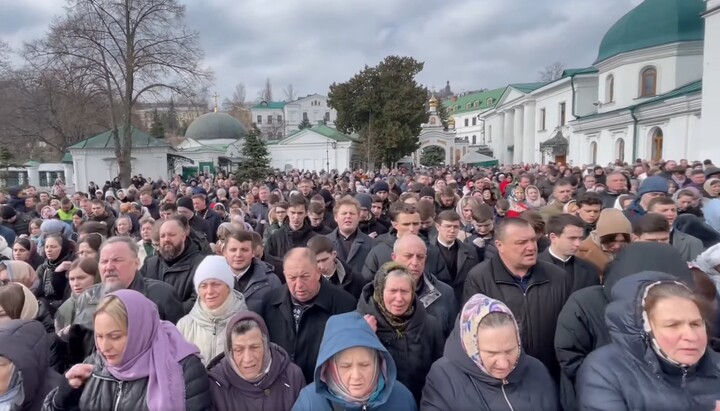 Mii de oameni s-au rugat în aer liber în Lavra Peșterilor de la Kiev