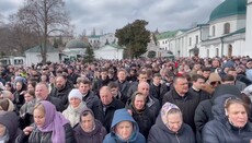 Тисячі людей просто неба помолилися в Києво-Печерській лаврі