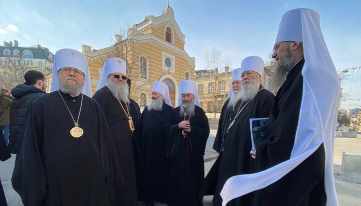 Члены Священного Синода возле Офиса Президента. Фото: t.me/stranaua