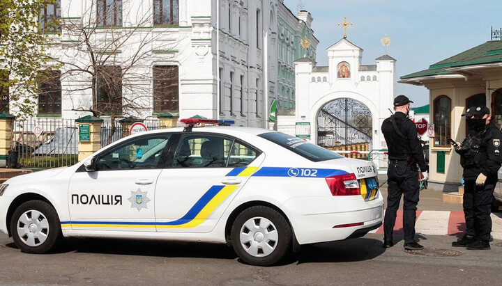 Поліція перевіряє всі автомобілі, що виїжджають з Києво-Печерської лаври. Фото: rbc.ru