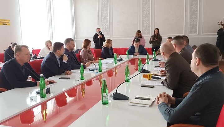 Ομάδα εργασίας Περιφερειακού Συμβούλιου της Τερνουπόλεως αναζητά δυνατότητα να εκδιώξει την UOC από τη Λαύρα του Ποτσάεφ. Φωτογραφία: suspilne.media