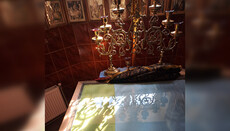 Στον καταληφθέντα ναό του Χρεστσάτικ, η Αγία Τράπεζα καλύφθηκε με τη σημαία της Ουκρανίας