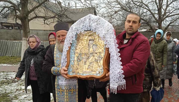 In vlg Babiyn police officers forcibly drag out priest during church seizure