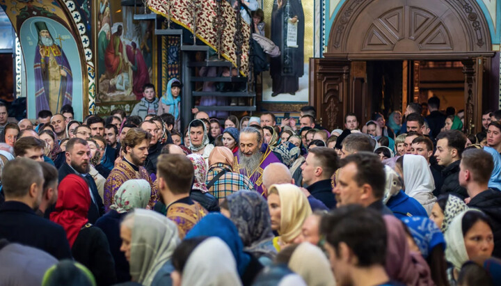 Митрополит Онуфрий и верующие УПЦ в Лавре. Фото: news.church.ua