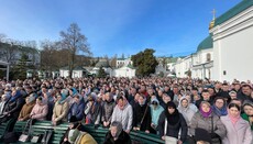 В Киево-Печерской лавре тысячи людей молятся под открытым небом