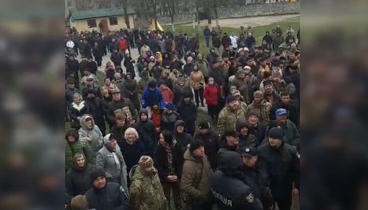 Radicals near the Orthodox church in Ivano-Frankivsk. Photo: Facebook screenshot of the Ivano-Frankivsk diocese