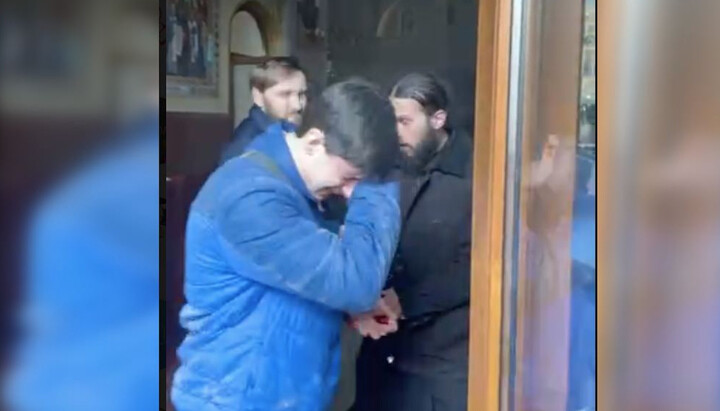 Πιστοί της UOC βγαίνουν έξω από τον καθεδρικό ναό μετά την επίθεση με δακρυγόνα. Φωτογραφία: Πιστοί της UOC δηλητηριάζονται με δακρυγόνα στο Ιβάνο-Φρανκίβσκ. Φωτογραφία: screenshot t.me/orthobuk