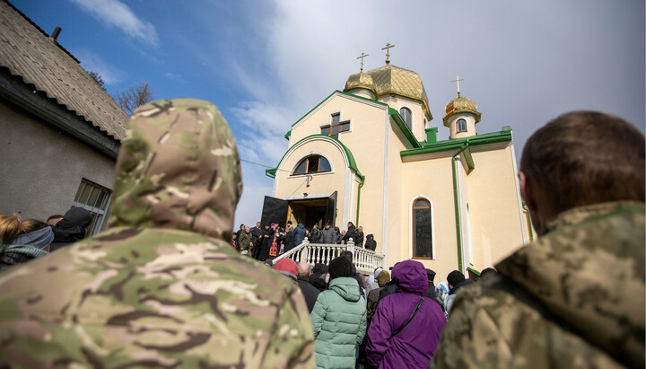 Ριζοσπάστες έξω από τον καθεδρικό ναό της UOC στο Ιβάνο-Φρανκίβσκ. Φωτογραφία: facebook.com/ruslan.martsinkiv