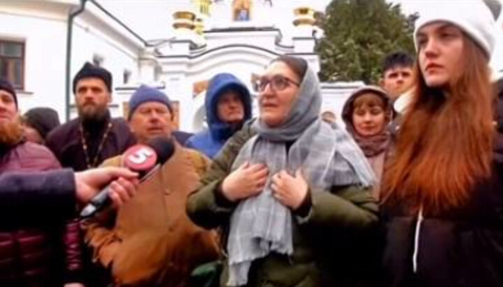 Парафіянки УПЦ із Західної України в Києво-Печерській лаврі. Фото: скріншот відео «5 каналу»