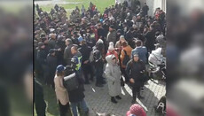 В Івано-Франківську натовп прийшов «виганяти» віруючих із собору УПЦ