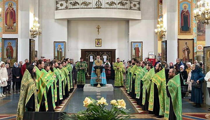 Митрополит Лука с духовенством и верующими Запорожья. Фото: hramzp.ua