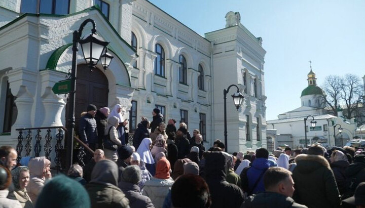 Верующие УПЦ блокируют вход в храм Агапита Печерского. Фото: bbc.com