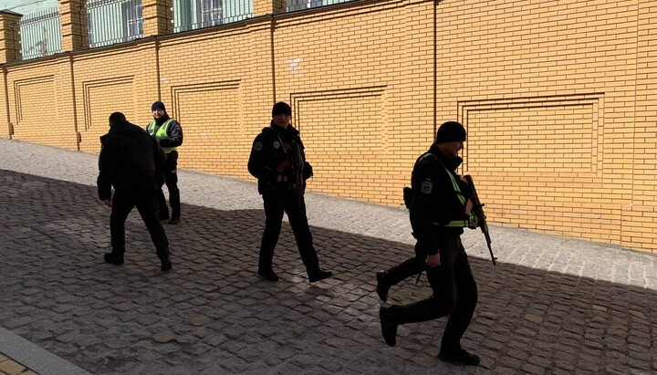 Police with machine guns in the Lavra. Photo: UOJ
