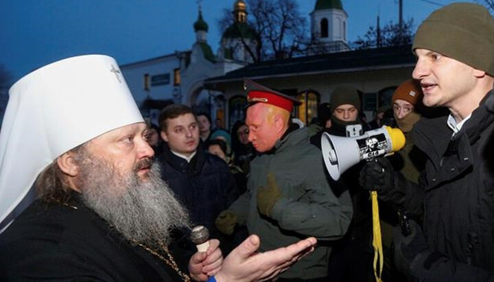 Evgen Karas (with a megaphone) and Metropolitan Pavel. Photo: t.me/kozakTv1