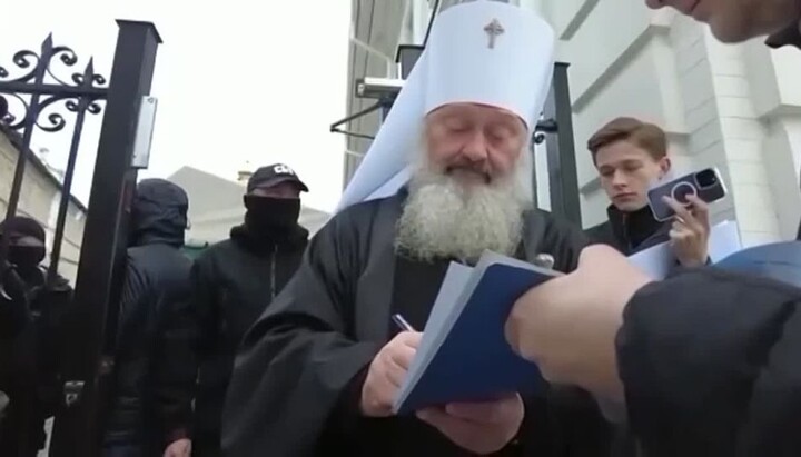 Митрополиту Павлу вручают подозрение. Фото: news-kiev.ru