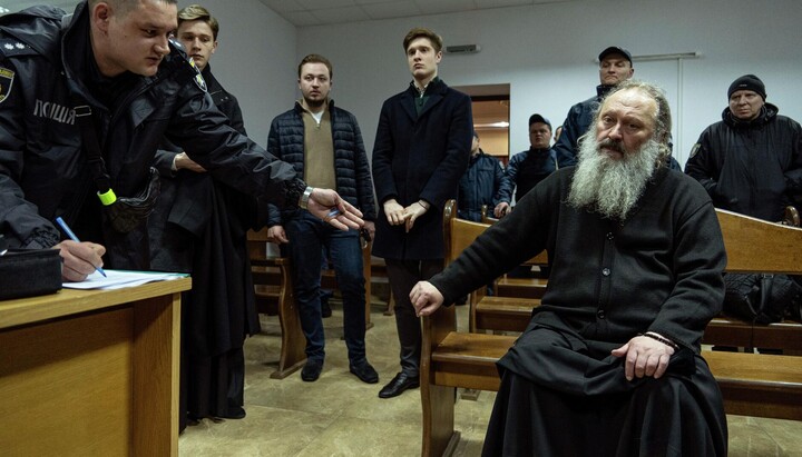 Митрополит Павел в Шевечнковском суде. Фото: ru.sputnik.kg