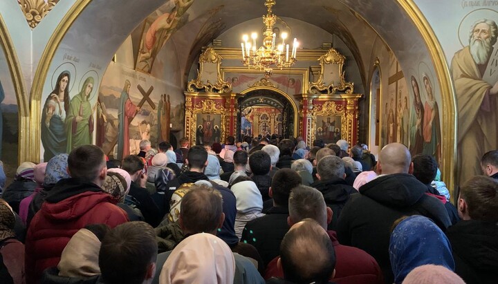 The temple in the Lavra is crowded with worshippers. Photo: UOJ
