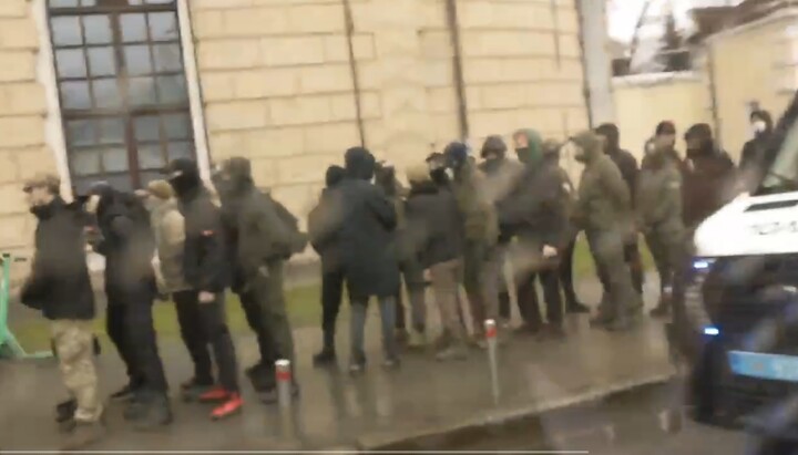A column of nationalists in front of the Lavra. Photo: a video screenshot from the UOC Telegram channel