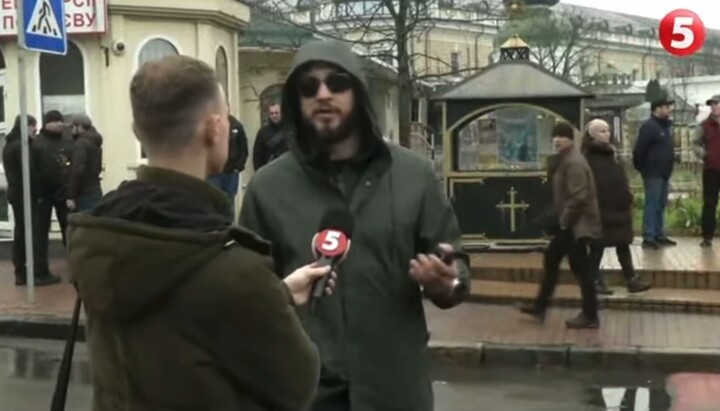Ειδωλολάτρης και σατανιστής ήρθε να διώξει τους μοναχούς από τη Λαύρα. Φωτογραφία: στιγμιότυπο οθόνης του βίντεο του «Channel 5»