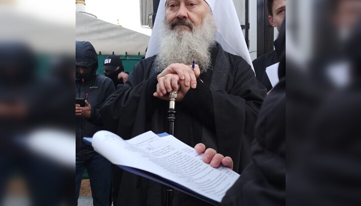 Înaltpreasfințitul Mitropolit Pavel așteaptă înmânarea suspiciunii. Imagine: serviciul de presă al Serviciului Securității al Ucraine (SSU)