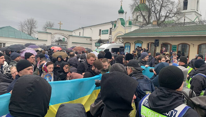 Защитники Лавры с украинским флагом. Фото: СПЖ