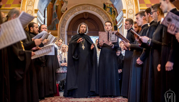 Архімандрит Полікарп керує хором на лаврській службі. Фото: news.church.ua