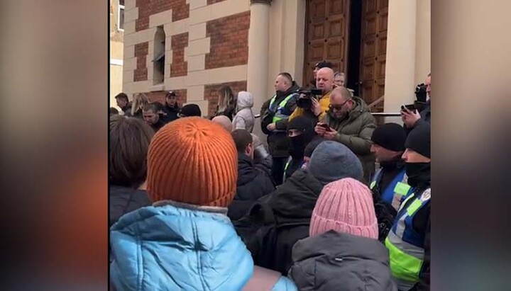 Enoriașii Bisericii Ortodoxe Ucrainene au fost izgoniți din catedrala lor din Lviv. Imagine: Screenshot din transmisia pe Instagram, pagina Mitropolitului Filaret