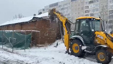 Στο Λβιβ οι αρχές με εκσκαφέα κατεδάφισαν τον τελευταίο ναό της UOC