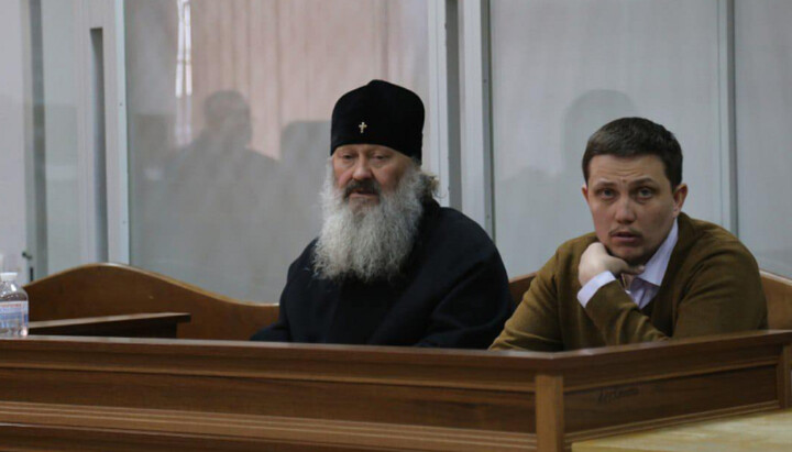 Митрополит Павел (Лебедь) и протоиерей Никита Чекман в зале суда. Фото: pravda.com.ua