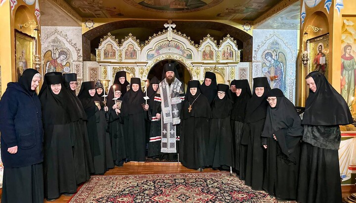 Митрополит Пантелеїмон із новопостриженими монахами. Фото: eparhia-uman.org.ua