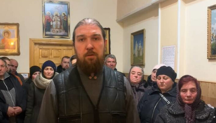 Archpriest Vitaly Durov with parishioners. Photo: a video screenshot of the “1Kozak” Youtube channel 