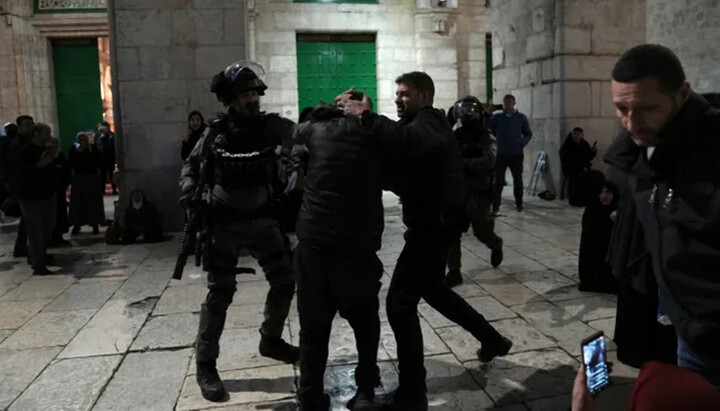 Израильские полицейские задерживают палестинца в мечети Аль-Акса. Фото: Associated Press