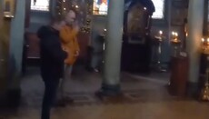 Δύο άτομα ήρθαν στον καταληφθέντα ναό του Λβιβ για εορταστική ακολουθία