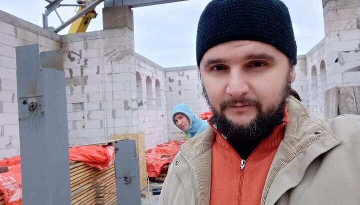 Отец Александр в строящемся храме в городе Березань. Фото: facebook Александра Клименко