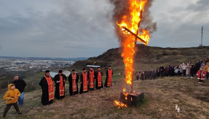 Священники УГКЦ спалили хрест. Фото: facebook Свято-Покровська парафія с. Сільце