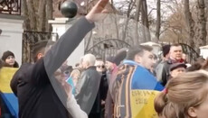 В Каменце активисты ПЦУ зигуют в сторону собора УПЦ