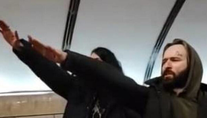 UOC Opponents doing a Nazi salute in the Kyiv metro. Photo: a screenshot of TikTok video