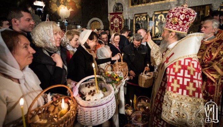 Предстоятель освячує паски після нічного богослужіння. Фото: news.church.ua