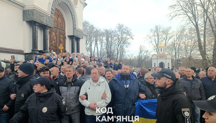 Защитники собора в Каменце-Подольском. Фото: Facebook