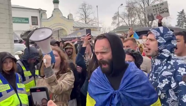 Участники незаконной акции на территории Киево-Печерской лавры. Фото: скриншот видео СПЖ