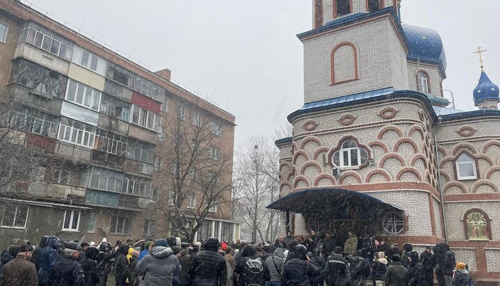 A meeting of OCU supporters near the UOC Church of the Icon of Our Lady of Kazan in Khmelnytskyi. Photo: suspilne.media