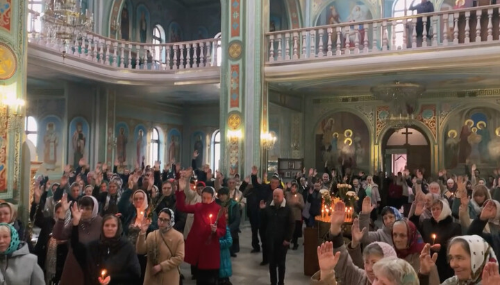 Community of Netishyn cathedral votes for loyalty to the UOC