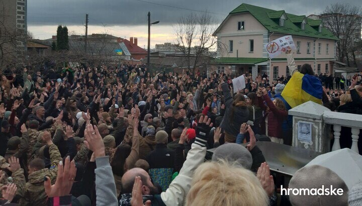 Рейдеры «страны с высоким уровнем религиозной свободы» захватывают храм в Хмельницком. Фото hromadske.ua