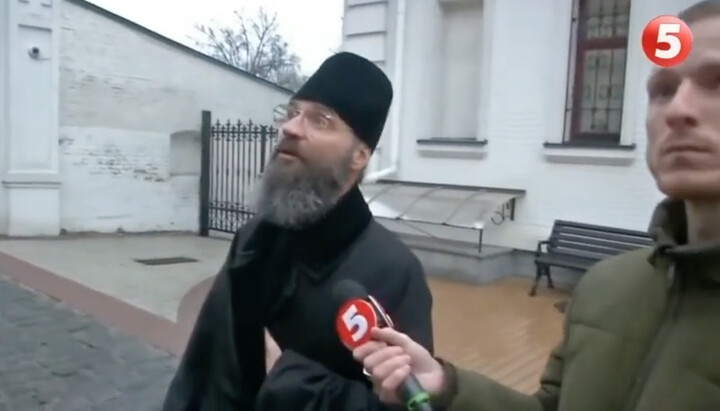 Father Roman with a Channel 5 journalist. Photo: t.me/pravoslavie