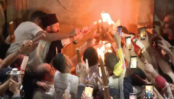 ქრისტეს აღდგომის ტაძარში წმინდა ცეცხლის გარდამოსვლა. ფოტო: скриншот YouTube-канала «BISERICA ORTODOXĂ din BUCOVINA - УПЦ БУКОВИНИ».