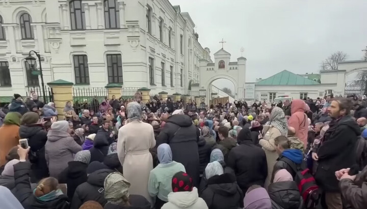 Believers of the UOC protect the Kyiv-Pechersk Lavra. Photo: screenshot from the 